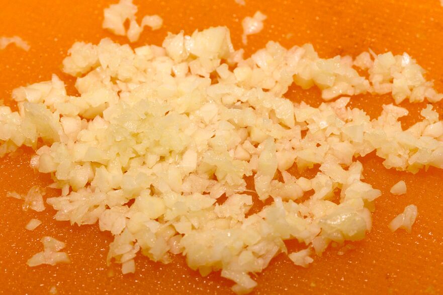 Chopped garlic - the basis of an infusion to eliminate parasites
