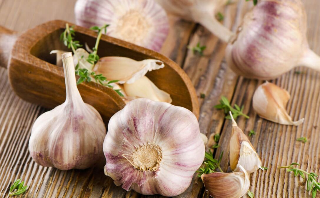 Garlic is one of the best folk remedies for treating worms in children and adults. 