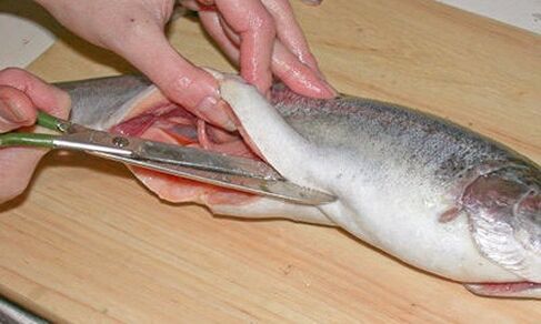 Carefully cutting fish on a personal cutting board can prevent parasitic infections
